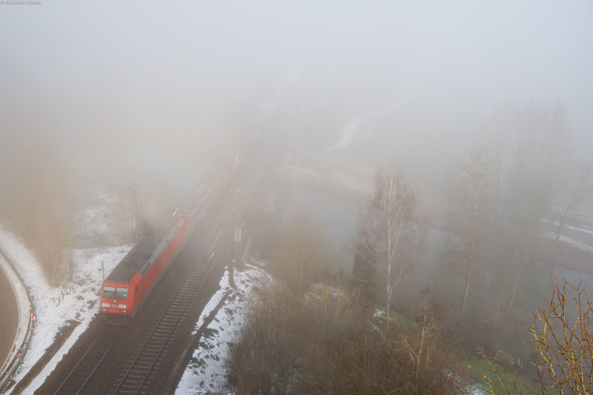 185 212-8 tauchte mit ihrem Mischer aus dem Nebel bei Dollnstein Richtung Ingolstadt auf und überquert hier gerade die Altmühl, 24.03.2018