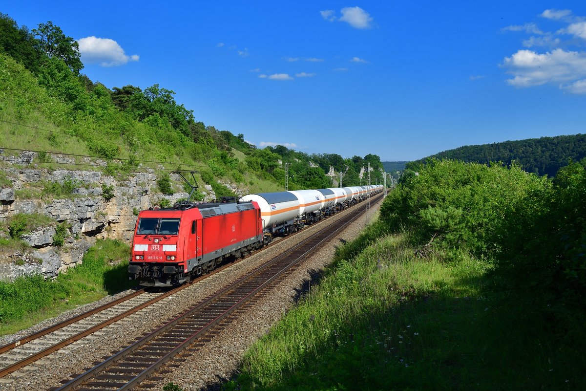 185 212 mit einem Gaskesselzug am 18.06.2019 bei Hagenacker.