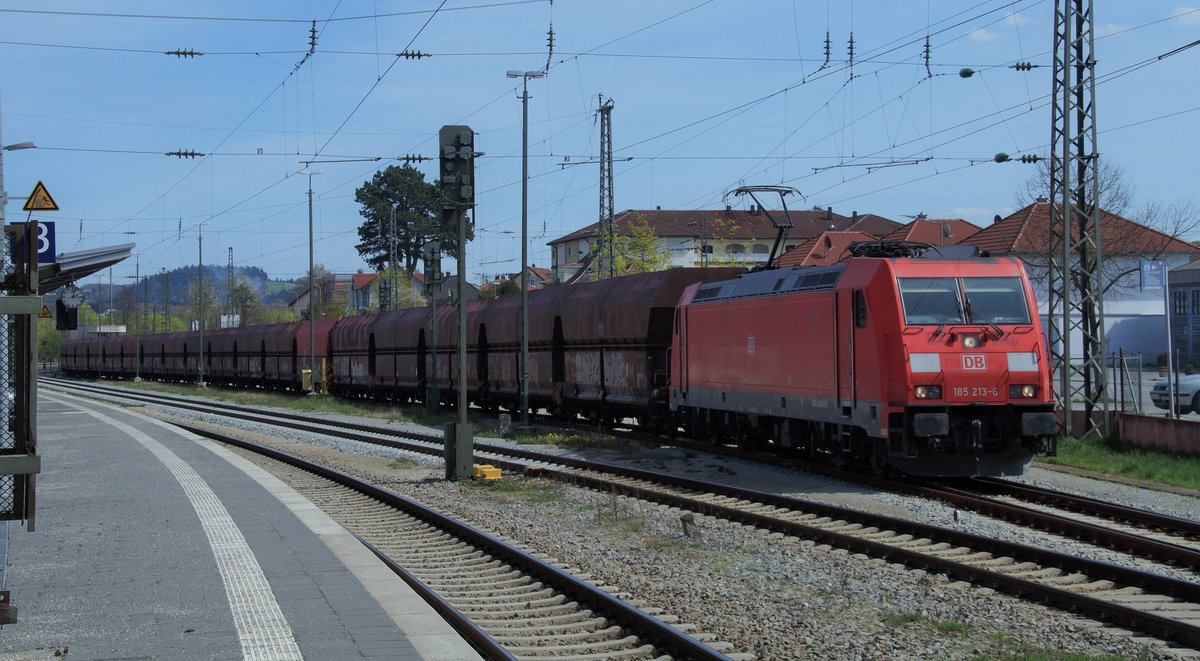 185 213-6 durchfährt mit einem Erzzug den Bahnhof von Vilshofen/Donau in Richtung Plattling. Gerade eben ist der ICE aus Wien auf Gleis 1 durchgekommen; so muss der Güterzug das linke Streckengleis benutzen.
Vilshofen, 14.04.2018