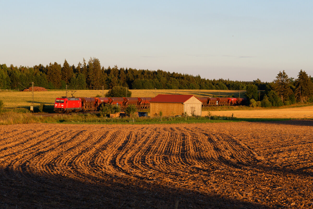 185 213 DB Cargo mit einem Schotterzug bei Batzhausen Richtung Nürnberg, 20.08.2020