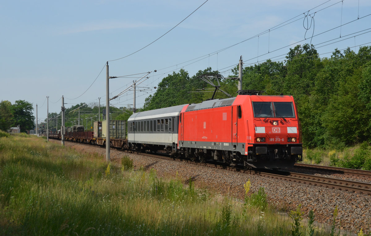 185 213 führte am 19.06.19 einen italienischen Militärzug durch Burgkemnitz Richtung Wittenberg.