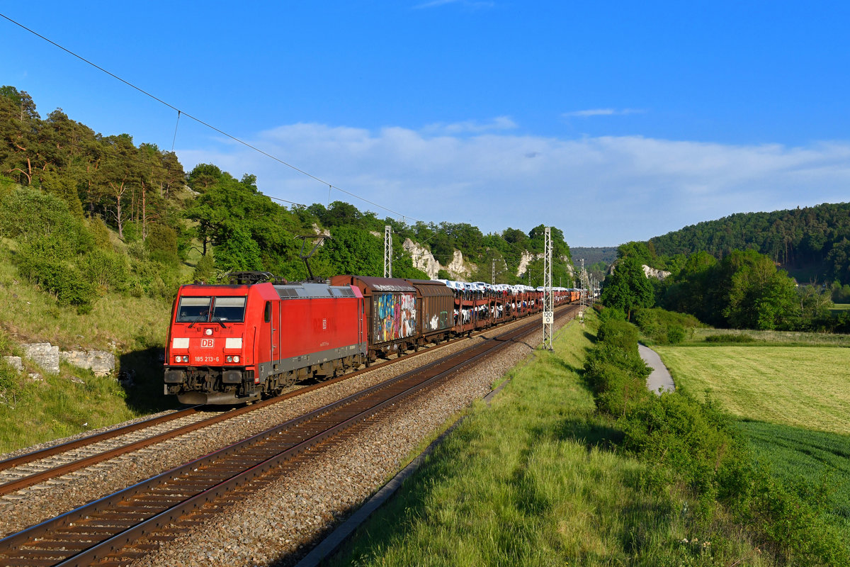 185 213 mit einem Güterzug am 08.05.2018 bei Hagenacker. 