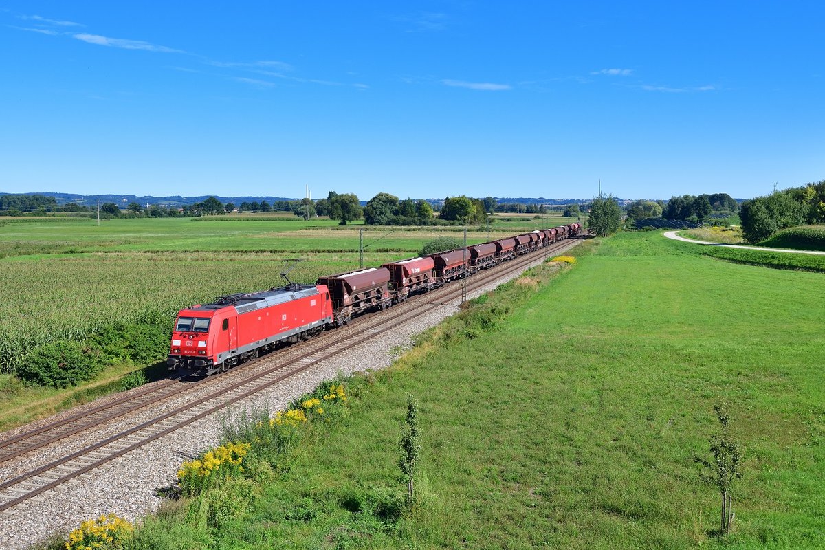 185 213 mit einem Schotterzug am 20.08.2020 bei Osterhofen.