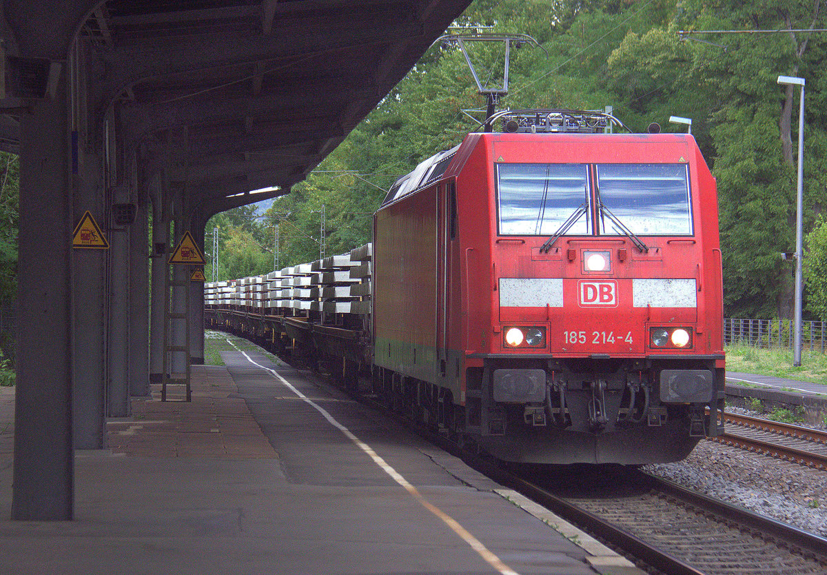 185 214-4 DB kommt mit einem  Betonschwellenzug aus Norden nach Süden und kommt aus Richtung Köln,Bonn und fährt durch Rolandseck in Richtung Koblenz.
Aufgenommen vom Bahnsteig in Rolandseck.
Bei Sommerwetter am Nachmittag vom 31.7.2018.