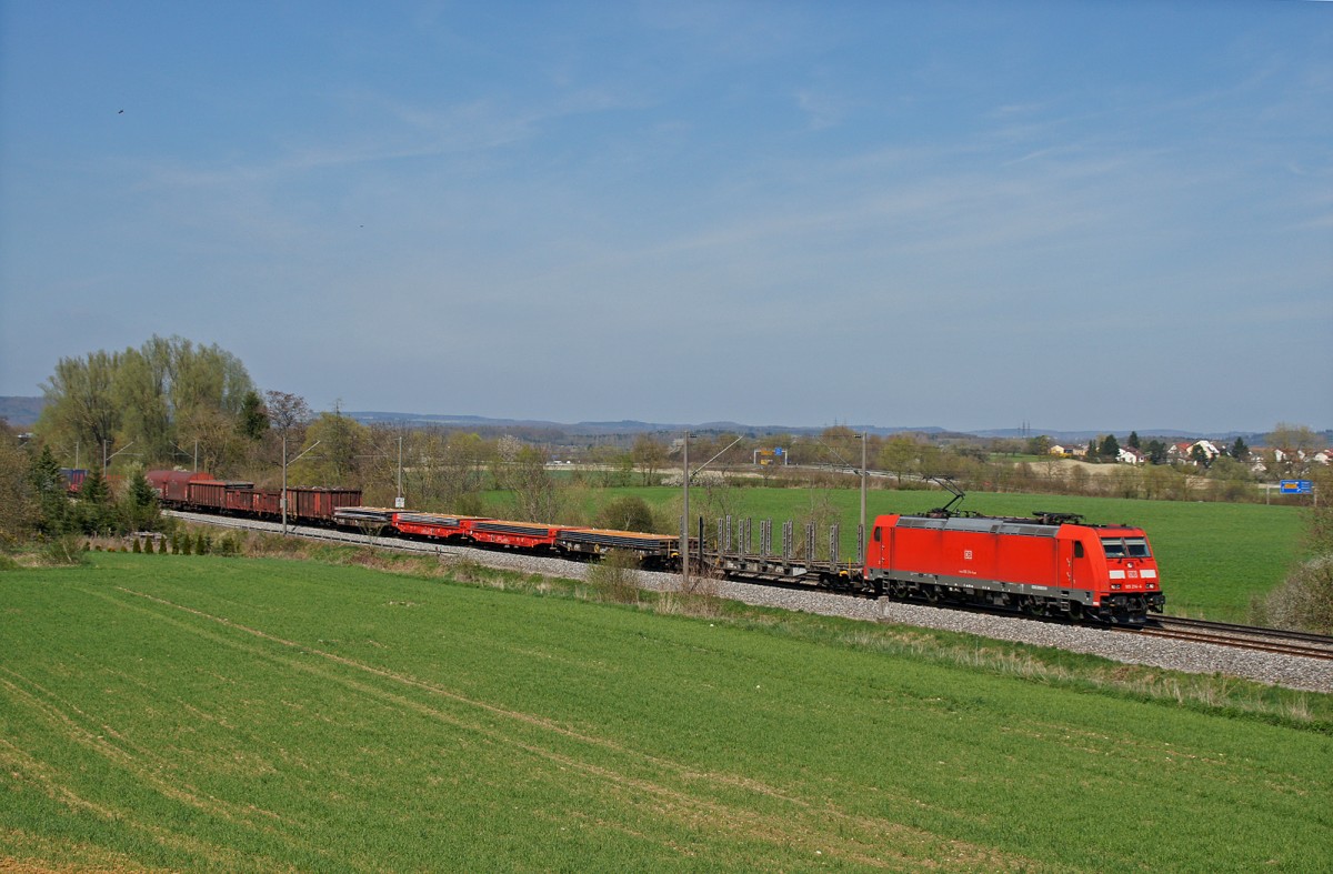 185 214-4 mit einem gemischten G�terzug der Relation Kornwestheim - Wolfurt/A kurz vor Singen(Htw). 24.04.13