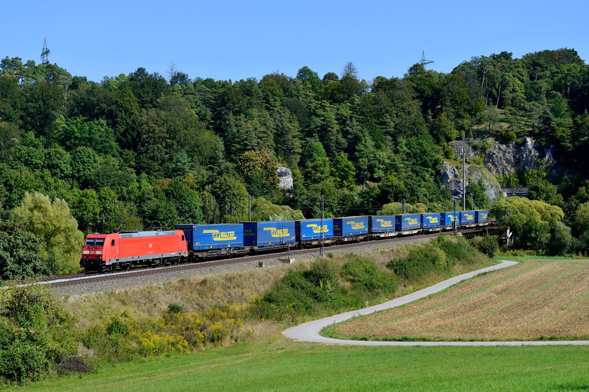 185 214 beförderte am 08. September 2016 den umgeleiteten KT 69212 durch das Altmühltal, hier aufgenommen bei Esslingen. der Zug war einheitlich mit aufliefern der Spedition LKW Walter beladen.
 