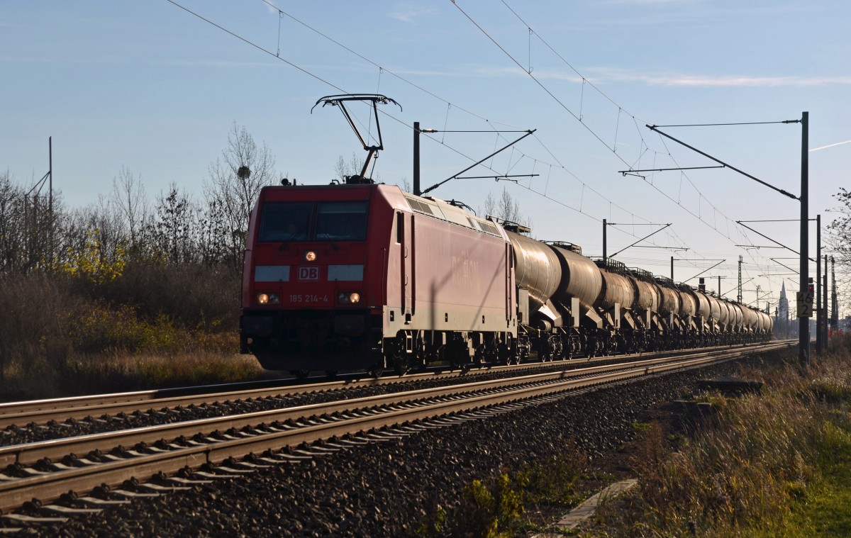 185 214 zog am 03.12.15 einen Ganzzug Knickkesselwagen durch Greppin Richtung Dessau.