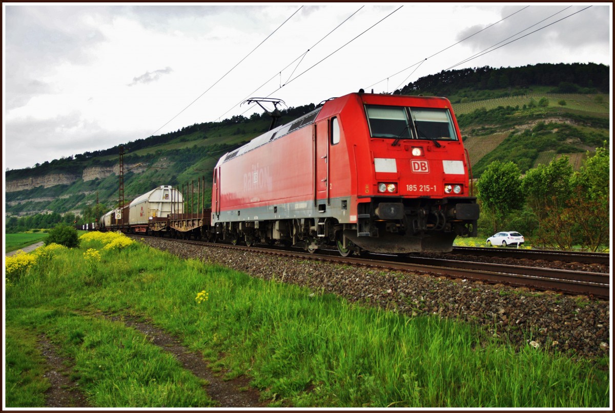 185 215-1 am 08.05.14 mit einen gemischten Güterzug bei Thüngersheim.