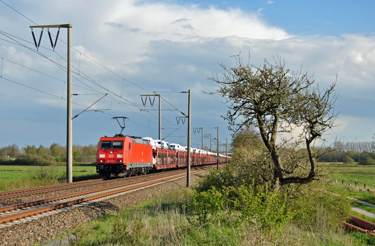 185 215-1 fuhr am 30.04.2015 mit einem Autozug nach Emden, hier bei Veenhusen.