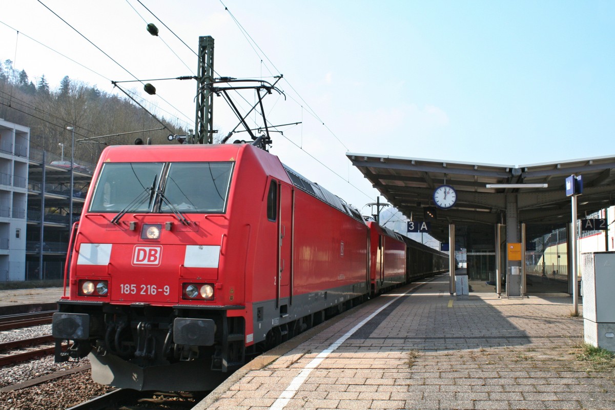 185 216-9 und 185 352-2 mit einem RedBull-Zug gen Norden am Mittag des 06.03.14 im Bahnhof Horb am Neckar.