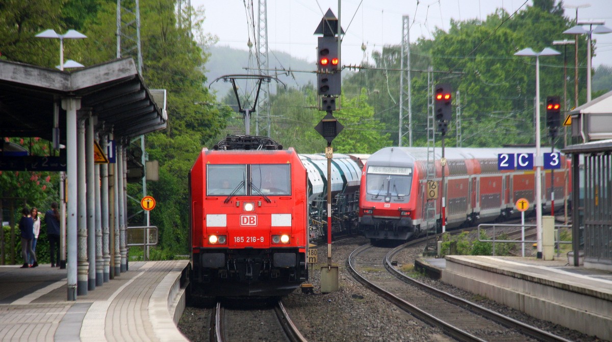 185 216-9 DB und eine 151er von Railion kommen aus Richtung Aachen-West,Laurensberg,Richterich,Kohlschid durch Herzogenrath mit einem langen Kalkzug aus Hermalle-Huy,Aachen-West nach Oberhausen und fahren in Richtung Hofstadt, Finkenrath,Rimburg,Übach-Palenberg,Zweibrüggen,Frelenberg,Geilenkirchen,Süggerrath,Lindern,Brachelen,Hückelhoven-Baal,Baal,Erkelenz,Herrath,Beckrath,Wickrath,Rheydt,Mönchengladbach.
Und im Hintergrund ist der RE4 aus Dortmund-Hbf-Aachen-Hbf und Vorne fährt die 111 116 DB kommt aus Richtung Neuss,Mönchengladbach, und hilt in Herzogenrath und  fährt in Richtung  Kohlscheid,Richterich,Laurensberg,Aachen-West  Bei Regenwetter am Abend vom 8.5.2014.