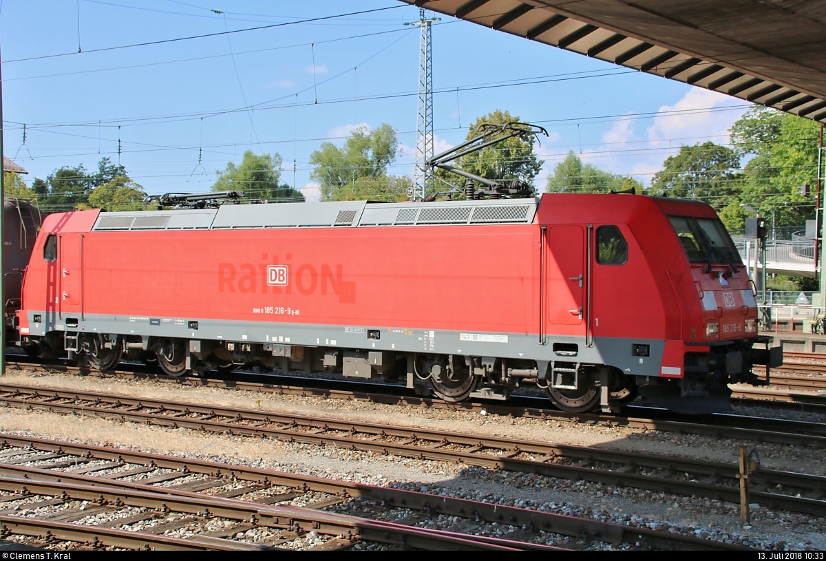 185 216-9 DB hat sich im Bahnhof Villingen(Schwarzw) mittlerweile vor einige Kesselwagen gesetzt und steht für den Tf im Führerstand im Schatten der Fußgängerbrücke.
Aufgenommen von der Güterbahnhofstraße.
[13.7.2018 | 10:33 Uhr]
