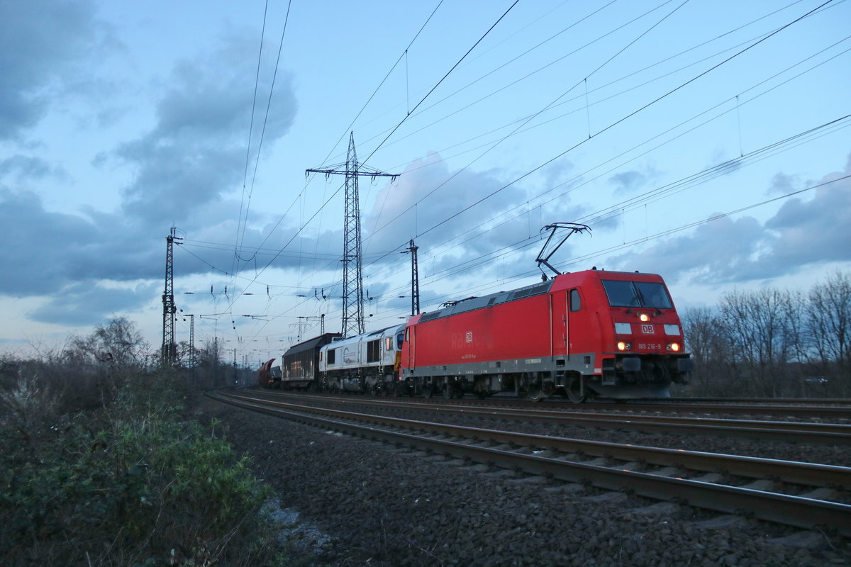 185 216 der DB unterwegs mit einem nicht ganz alltäglichen Mischer auf dem Weg von Oberhausen West über den Abzweig Ruhrtal in Richtung Lotharstraße, hinter der Lok befand sich am 5.3.19 noch eine Class 66 der ECR. 