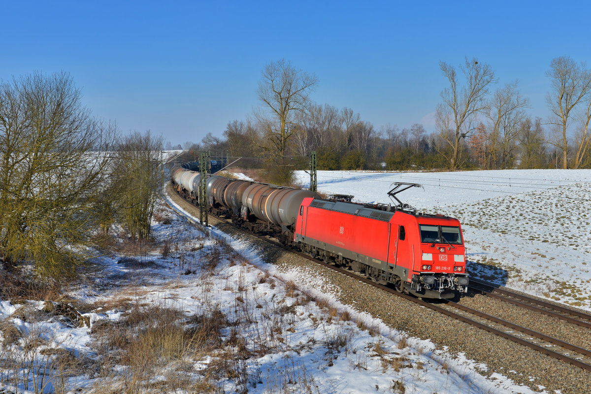 185 216 mit einem Güterzug am 03.02.2015 bei Langenisarhofen. 