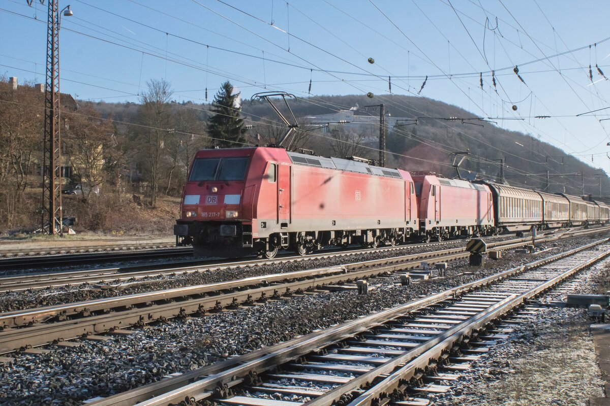 185 217-7 +185 345-6 durchfahren den Bhf.Gemünden/M. am 21.12.2021
