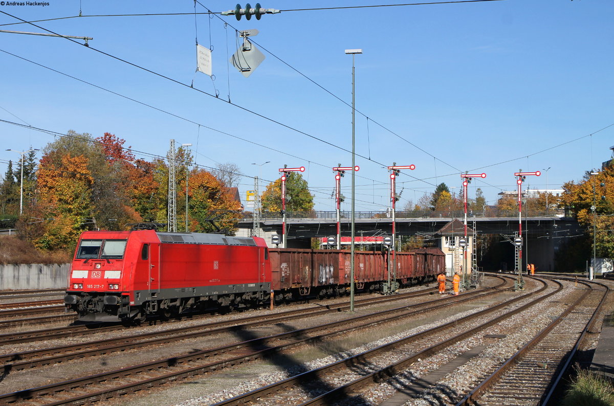 185 217-7 mit dem EK 68243 (Offenburg Gbf-Villingen(Schwarzw)) in Villingen 12.10.18