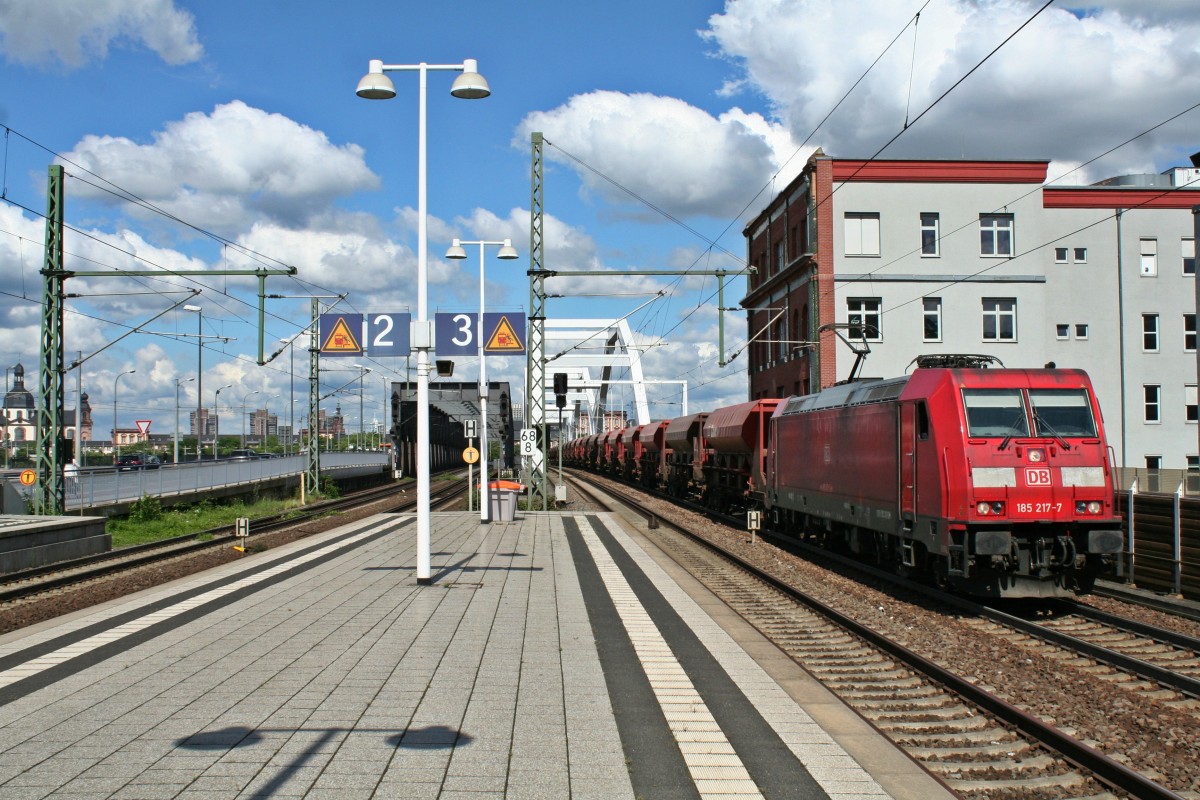 185 217-7 mit einem F-Wagenzug in Richtung Norden am Nachmittag des 24.05.14 in Ludwigshafen (Rhein) Mitte.