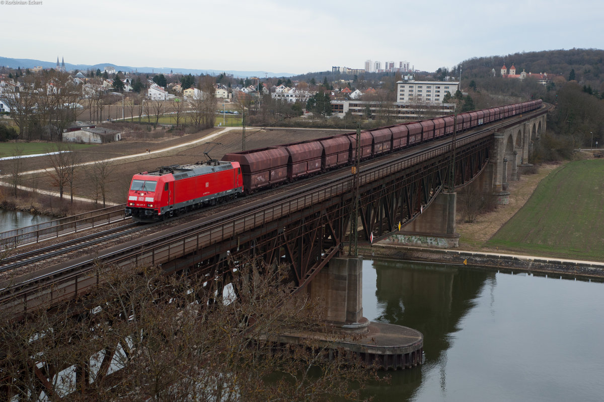 185 217-7 mit einem leeren Erzzug bei Regensburg-Prüfening Richtung Nürnberg, 04.03.2017