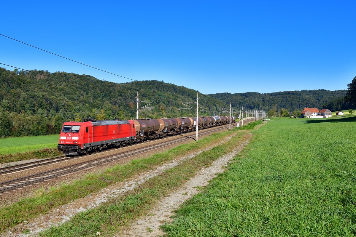 185 217 mit einem Kesselzug am 21.09.2019 bei Wernstein am Inn.