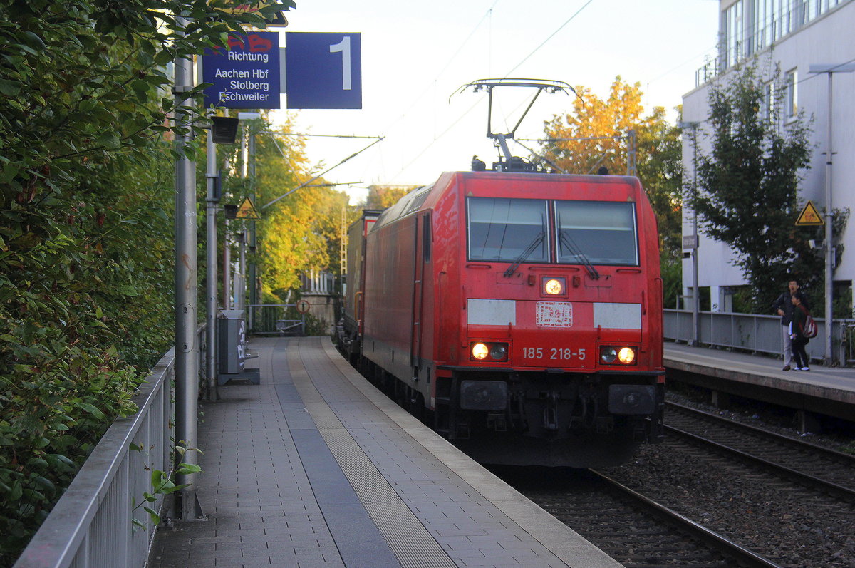 185 218-5 DB kommt aus Richtung Aachen-West mit einem LKW-Zug aus Zeebrugge-Vorming(B) nach Novara-Boschetto(I) und fährt durch Aachen-Schanz in Richtung Aachen-Hbf,Aachen-Rothe-Erde,Stolberg-Hbf(Rheinland)Eschweiler-Hbf,Langerwehe,Düren,Merzenich,Buir,Horrem,Kerpen-Köln-Ehrenfeld,Köln-West,Köln-Süd. 
Aufgenommen vom Bahnsteig von Aachen-Schanz. 
Am Morgen vom 17.9.2018.