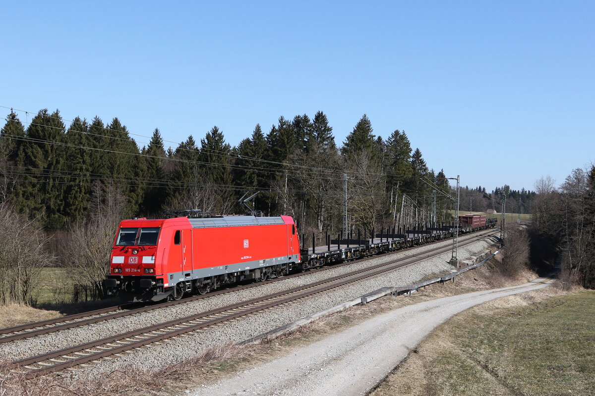 185 218 mit einem Stahlzug aus Freilassing kommend am 3. März 2022 bei Grabenstätt im Chiemgau.