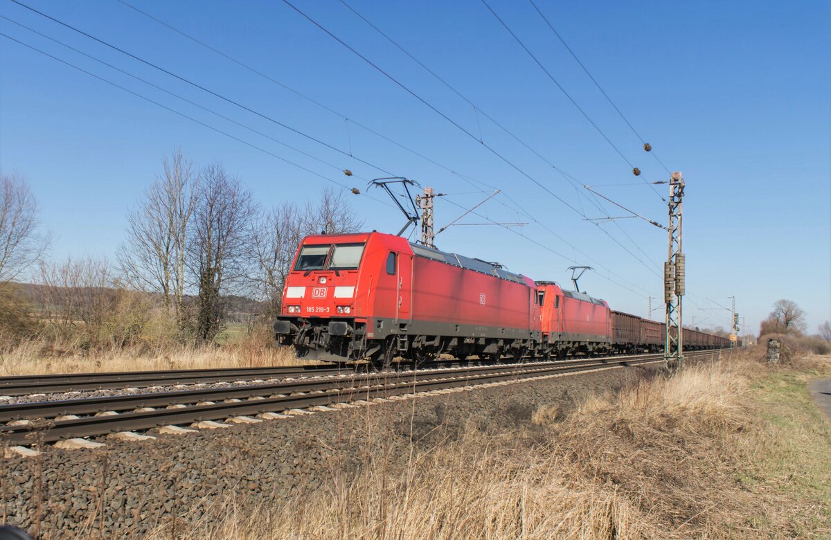 185 219-3 +185 394-4 mit einem Güterzug am 09.03.2022 bei Friedland.