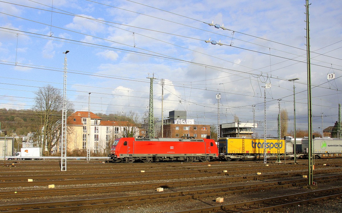 185 219-3 DB kommt aus Richtung Köln,Aachen-Hbf,Aachen-Schanz mit einem langen Containerzug aus Gallarate(I) nach Zeebrugge(B) und fährt in Aachen-West ein.
Aufgenommen vom Bahnsteig in Aachen-West bei schönem Sonnenschien am Kalten Nachmittag vom 27.2.2015.