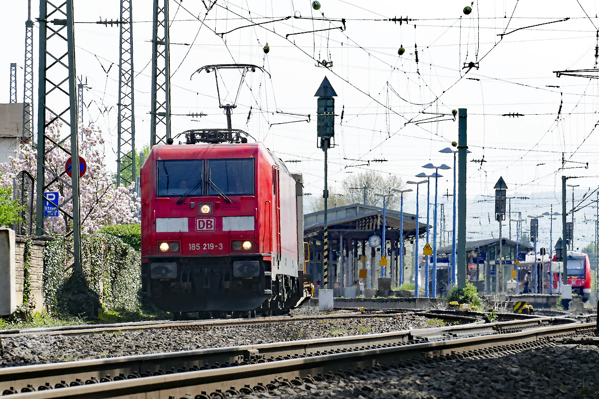 185 219-3 gem. Güterzug durch den Bf Remagen - 21.04.2018