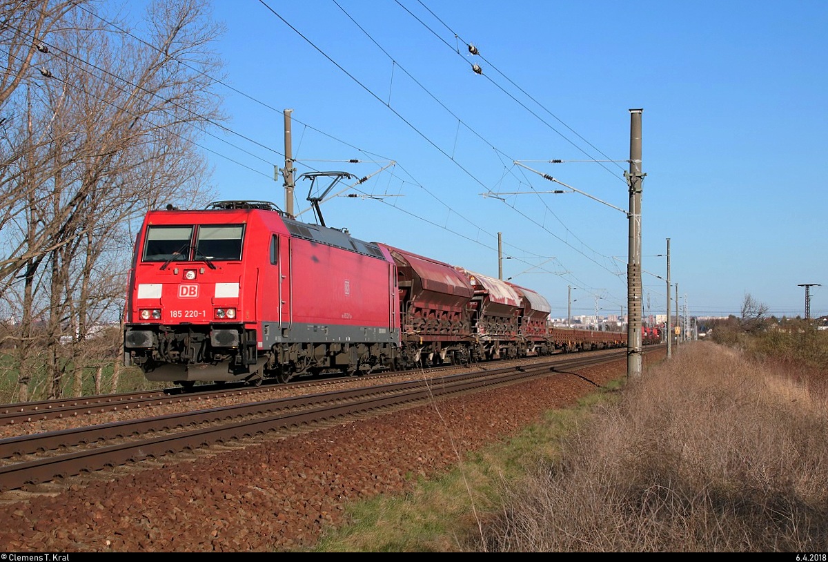 185 220-1 DB als gemischter Gz fährt in Zscherben, Gartenweg, auf der Bahnstrecke Halle–Hann. Münden (KBS 590) Richtung Teutschenthal. [6.4.2018 | 17:57 Uhr]