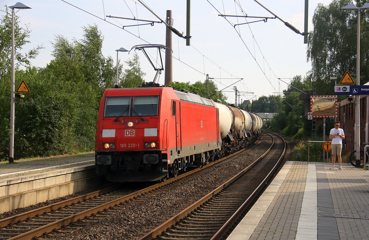 185 220-1 DB mit einem Kesselzug aus Antwerpen-Rhodesie(B) nach Schwedt(Oder) und kommt aus Richtung Aachen-West,Laurensberg,Richterich,Kohlscheid,Herzogenrath,Hofstadt,Finkenrath,Rimburg,Übach-Palenberg,Zweibrüggen,Frelenberg,Geilenkirchen,Süggerath,Lindern,Brachelen,Hückelhoven-Baal,Baal und fährt durch Erkelenz in Richtung Herrath,Beckrath,Wickrath,Rheydt-Hbf,Mönchengladbach-Hbf. 
Aufgenommen vom Bahnsteig 1 in Erkelenz.
Bei Sommerwetter am Abend vom 7.7.2017.