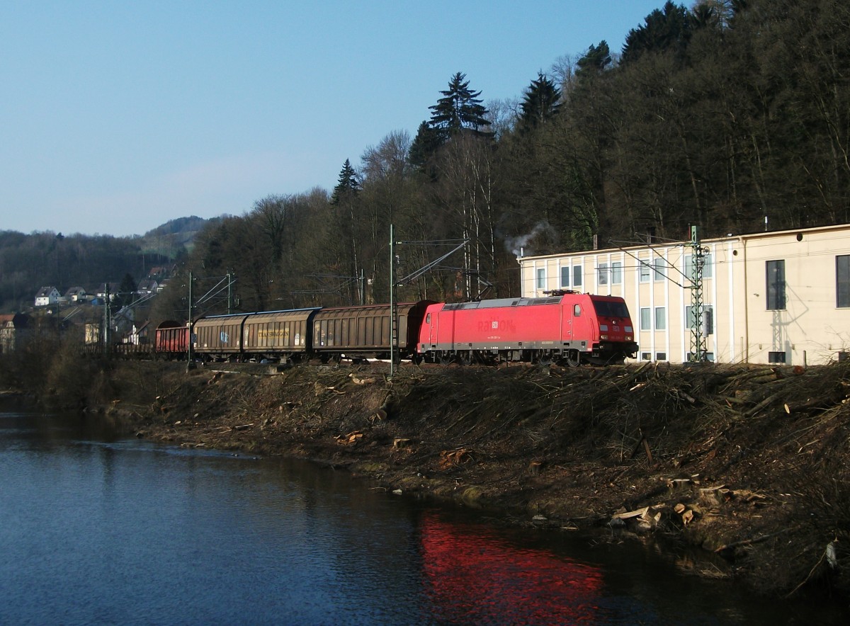 185 220-1 zieht am 05.M�rz 2014 einen gemischten G�terzug durch Kronach in Richtung Saalfeld.