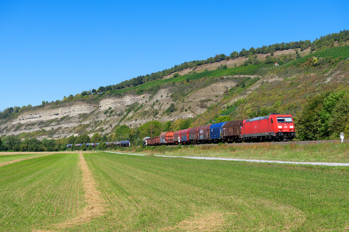 185 220 DB Cargo mit einem gemischten Güterzug bei Thüngersheim Richtung Würzburg, 09.09.2020