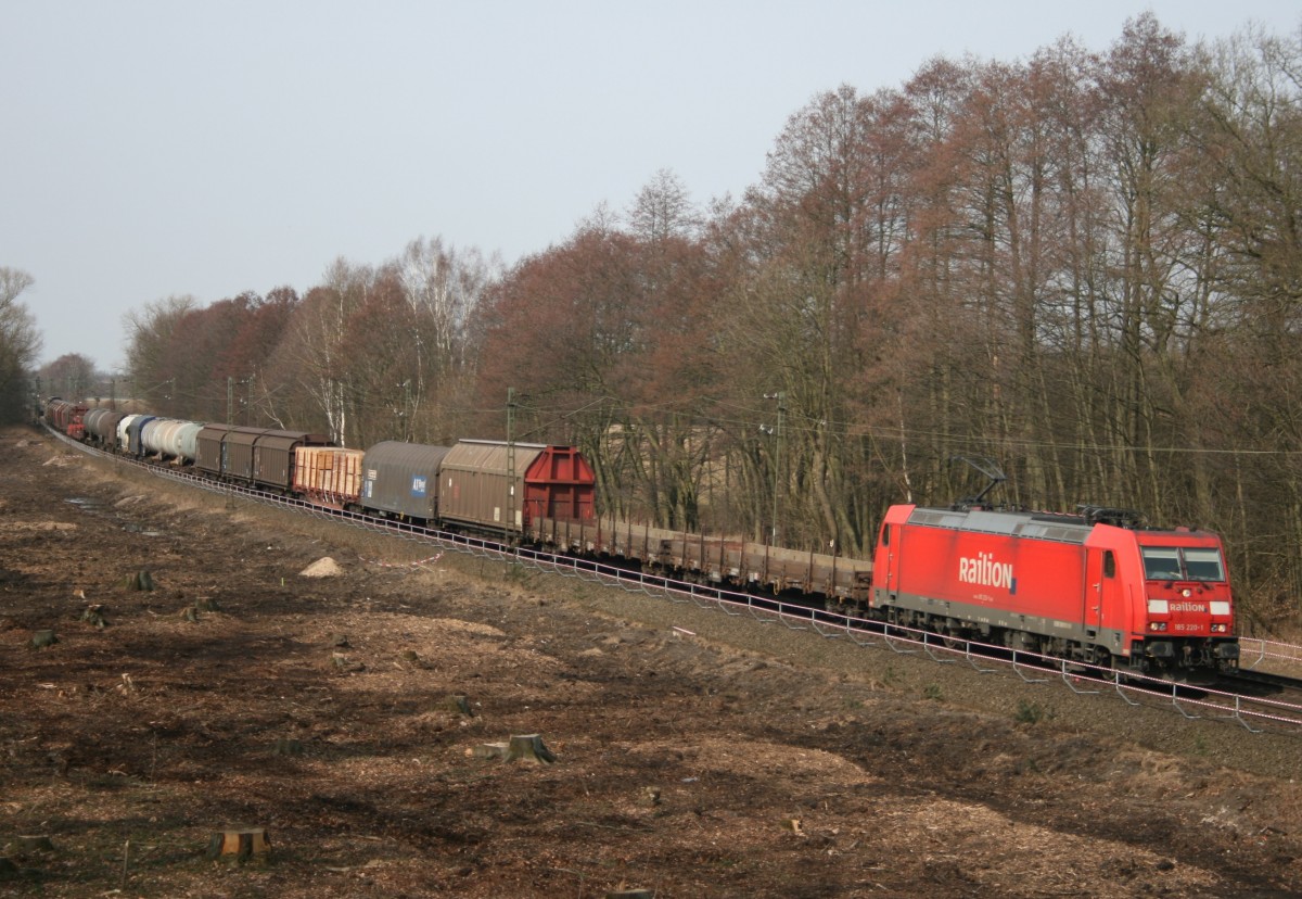 185 220 mit FS 50930 (Maschen Rbf–Seelze Rbf) am 12.03.2011 zwischen Winsen (Luhe) und Radbruch