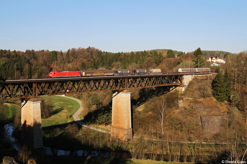 185 220 mit gemischten Güterzug am 18.04.2015 bei Beratzhausen.