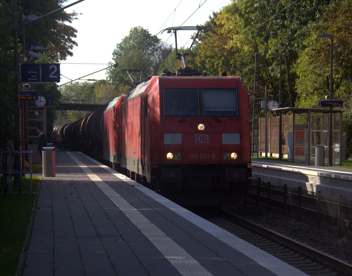 185 221-9 und 185 080-9 beide von DB kommen mit einem Ölzug aus Antwerpen-Petrol(B) nach Basel(CH) und kammen aus Richtung Aachen-West,Aachen-Schanz,Aachen-Hbf,Aachen-Rothe-Erde und fahren durch Aachen-Eilendorf in Richtung Stolberg-Hbf(Rheinland)Eschweiler-Hbf,Langerwehe,Düren,Merzenich,Buir,Horrem,Kerpen-Köln-Ehrenfeld,Köln-West,Köln-Süd. Aufgenommen vom Bahnsteig 2 in Aachen-Eilendorf. 
Bei Sommerwetter am Nachmittag vom 13.10.2019.