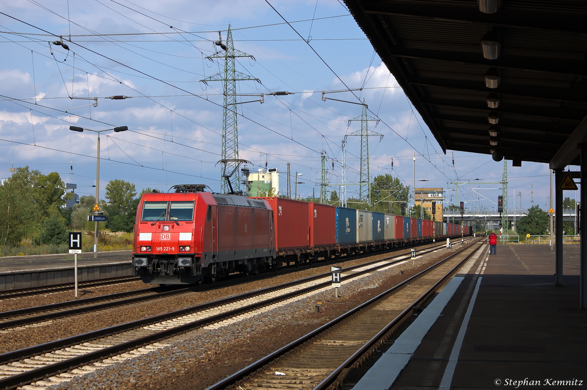 185 221-9 DB Schenker Rail Deutschland AG mit einem Containerzug in Berlin-Schönefeld Flughafen und fuhr weiter in Richtung Glasower Damm. 23.08.2014