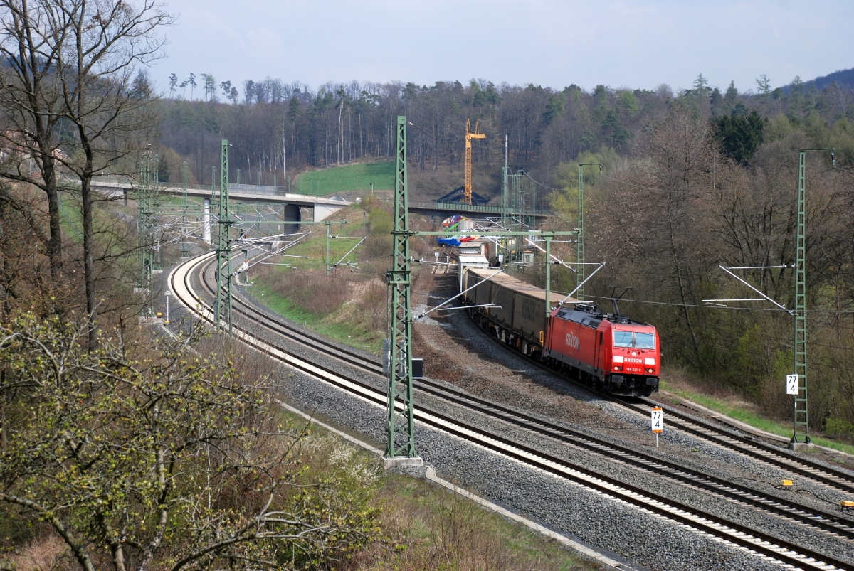 185 221 kommt am 14.4.2012 von Elm und biegt in die Kinzigtalbahn ein. Wegen einer Profileinschränkung im Heigenbrückener Tunnel auf der alten Spessartstrecke mussten die meisten KLV-Züge der Relation Hanau-Gemünden-Würzburg den Umweg über Elm nehmen.