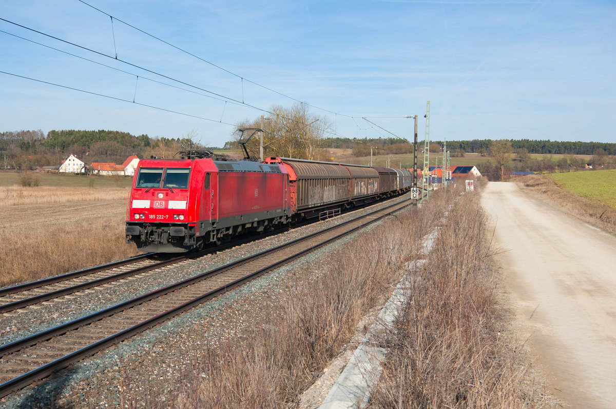 185 222 mit einem gemischten Güterzug bei Oberhessbach Richtung Ansbach, 23.02.2019