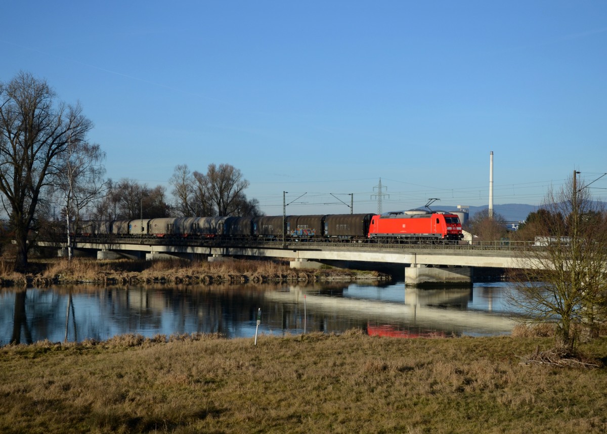 185 222 mit einem Stahlzug am 08.01.2014 auf der Isarbr�cke bei Plattling.