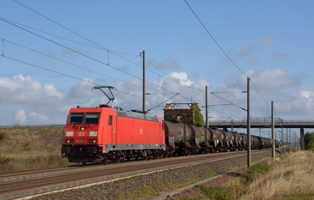 185 223 führte am 24.09.19 einen Kesselwagenzug durch Brehna Richtung Halle(S).