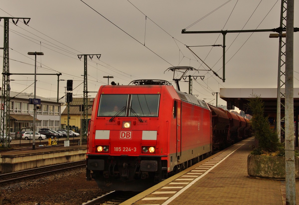 185 224-3 mit einen Schüttgutzug bei der Durchfahrt von Fulda am 11.02.15.