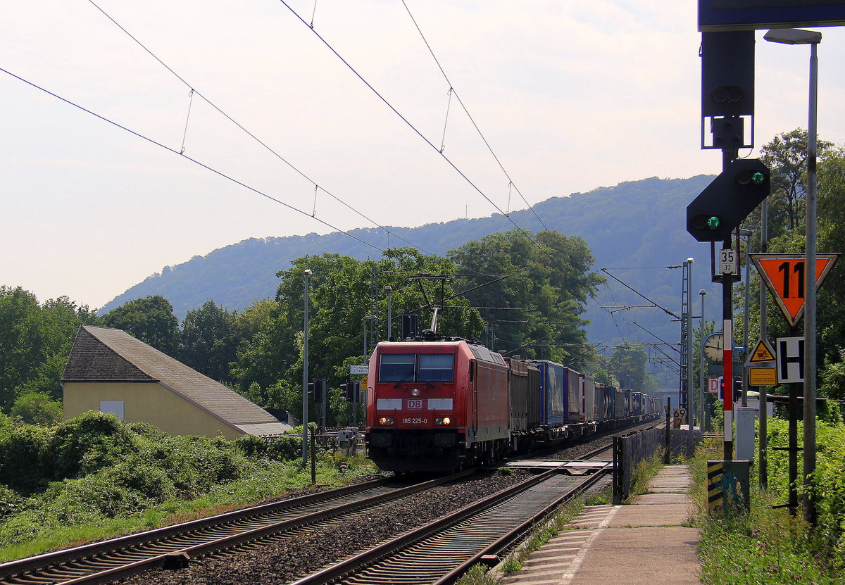 185 225-0 DB kommt mit einem Contanierzug aus Süden nach Köln-Eifeltor  und kommt aus Richtung Koblenz und kommt durch Namedy in Richtung Bonn,Köln. 
Aufgenommen vom Bahnsteig 2 in Namedy. 
Bei Sommerwetter am Vormittag vom 17.8.2018.