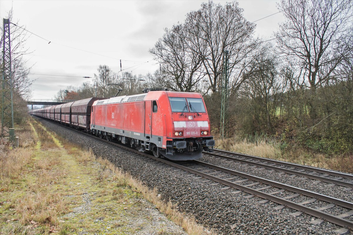 185 225-0 mit einem Kohlezug am 23.11.2021 bei Kerzell.