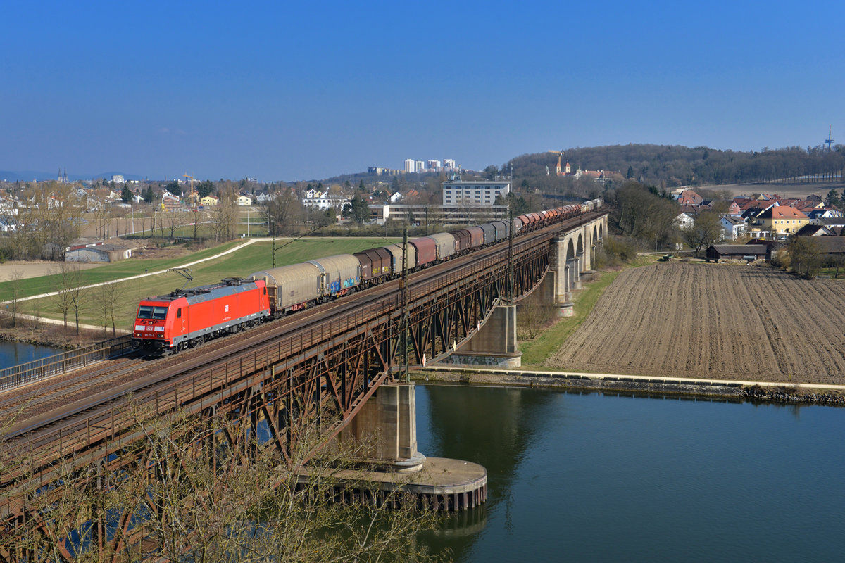 185 225 mit einem Güterzug am 19.03.2015 bei Regensburg-Prüfening. 