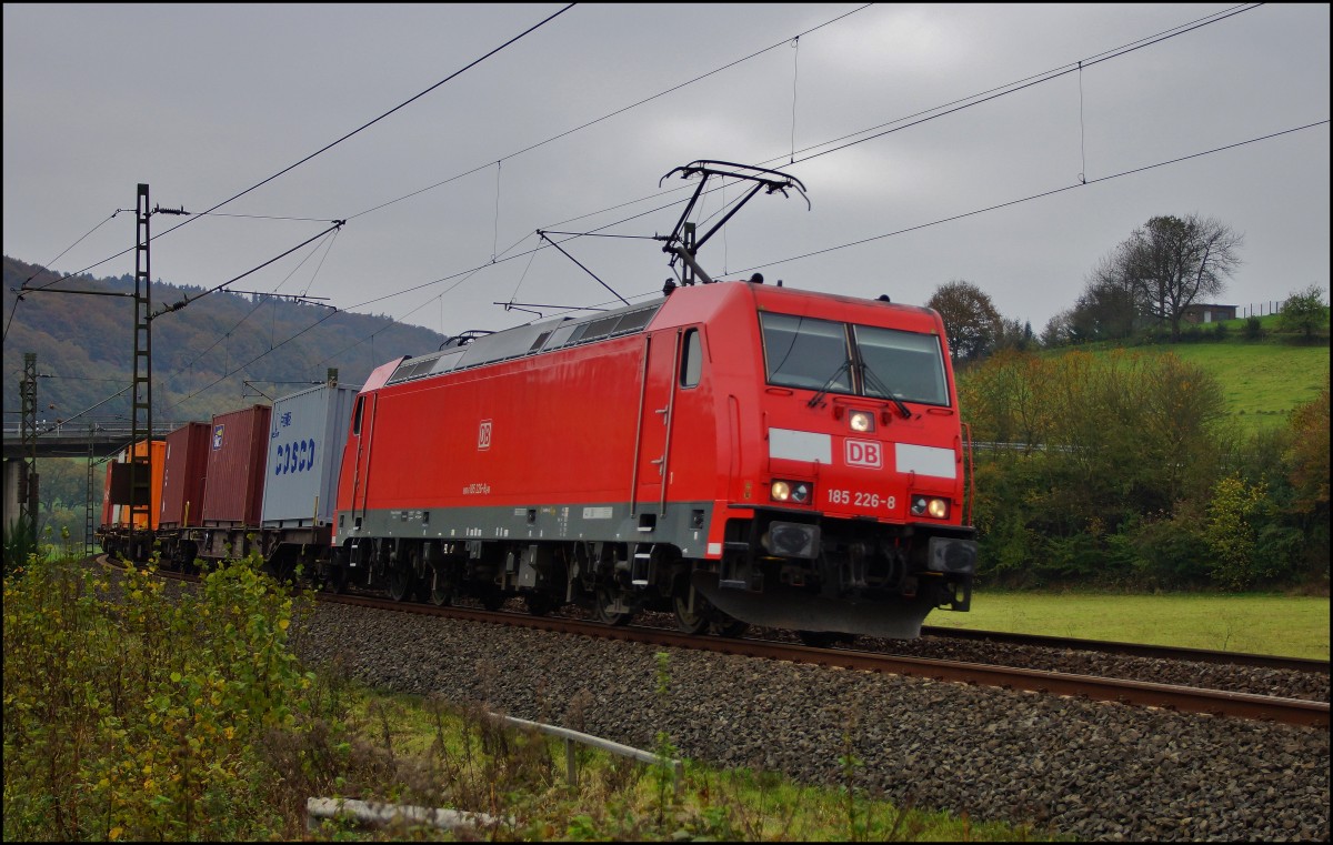 185 226-8 ist mit einen Containerzug am 28.10.14 bei Hermannspiegel unterwegs.