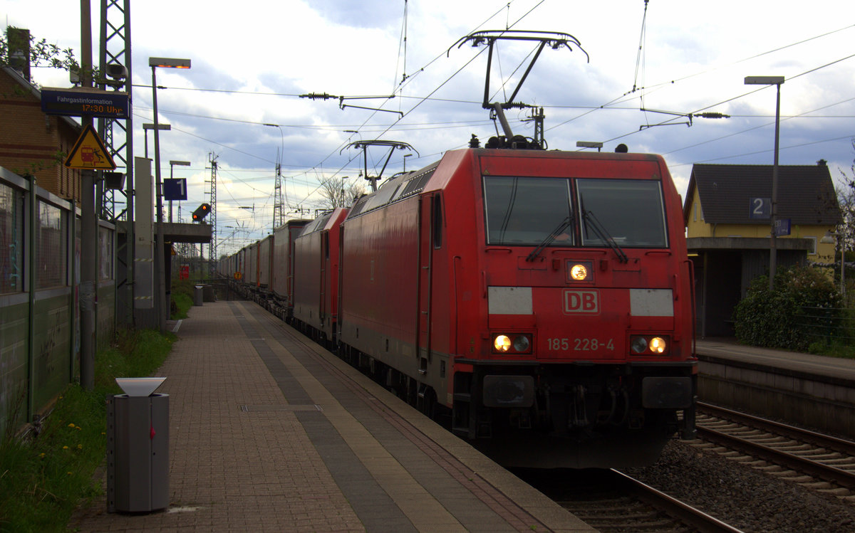 185 228-4 und eine 185er beide von DB kommen als Umleiter mit einem LKW-Zug aus  Novara- Boschetto(I) nach  Zeebrugge-Vorming(B)  und kammen aus Richtung Köln-Süd,Köln-West,Köln-Nippes,Köln-Longerich,Köln-Chorweiler,Köln-Worringen,Dormagen-Bayerwerk,Dormagen und fahren durch Nievenheim in Richtung Neuss-Allerheiligen,Norf,Neuss-Süd,Neuss-Hbf,Meerbusch-Osterath,Krefeld-Oppum,Krefeld-Hbf,Forsthaus,Anrath,Viersen,Mönchengladbach,Rheydt-Gbf,Wickrath,Herrath,Erkelenz,Hückelhoven-Baal,Brachelen,Lindern,Süggerath,Geilenkirchen,Frelenberg,Zweibrüggen,Übach-Palenberg,Rimburg,Finkenrath,Hofstadt,Herzogenrath, Kohlscheid,Richterich,Laurensberg,Aachen-West. 
Aufgenommen vom Bahnsteig 1 in Nievenheim. 
Bei Sonne und Wolken am Nachmittag vom 15.4.2018. 
Und das ist mein 8300tes Bahnbild bei http://WWW.Bahnbilder de