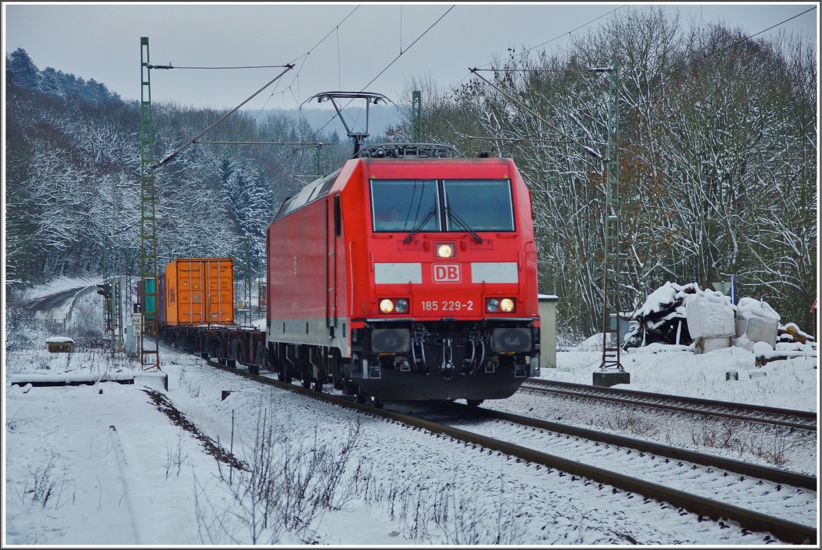 185 229-2 ist am 19.01.16 mit einen Containerzug in Richtung Fulda unterwegs gesehen in Vollmerz.
