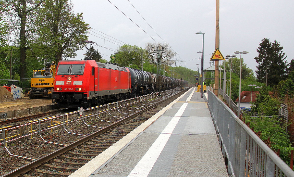 185 229-2 DB kommt als Umleiter aus Richtung Aachen-West mit einem sehr langen Ölzug aus Antwerpen-Petrol(B) nach Basel(CH) und fährt durch Kohlscheid in Richtung Herzogenrath,Mönchengladach. 
Aufgenommen von Bahnsteig 2 in Kohlscheid.
Am 25.4.2019.