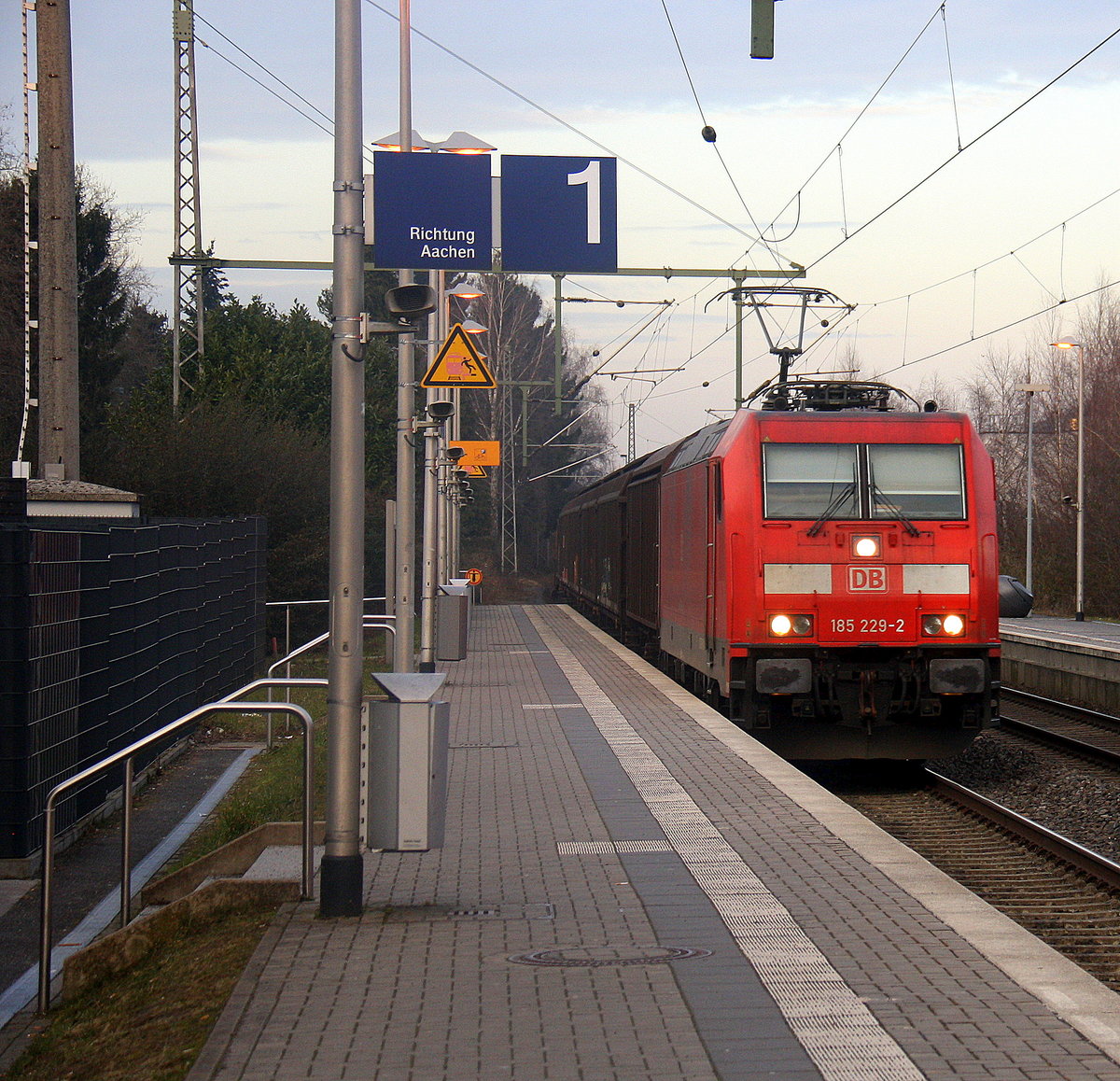 185 229-2 DB kommt mit einem Audi-VW-Skoda-Zug aus Osnabrück nach Kortenberg-Goederen(B) und kommt aus Richtung Mönchengladbach-Hbf,Rheydt-Hbf,Wickrath,Beckrath,Herrath und fährt durch Erkelenz in Richtung Baal,Hückelhoven-Baal,Brachelen,Lindern,Süggerrath,Geilenkirchen,Frelenberg,Zweibrüggen,Übach-Palenberg,Rimburg,Finkenrath,Hofstadt,Herzogenrath, Kohlscheid,Richterich,Laurensberg,Aachen-West. Aufgenommen vom Bahnsteig 1 in Erkelenz. 
Aufgenommen vom Bahnsteig 1 in Erkelenz. 
Am Nachmittag vom 15.2.2017.