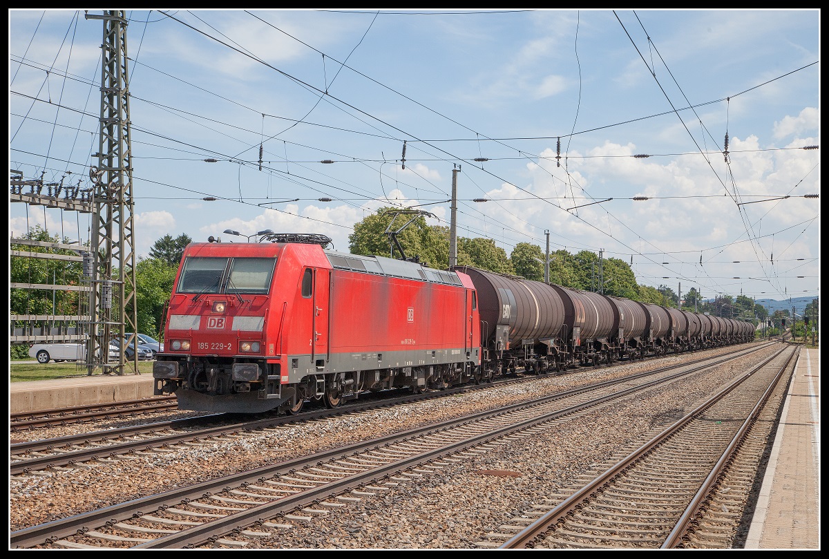 185 229 fährt am 5.07.2018 mit einem Güterzug durch den Bahnhof Neulengbach.